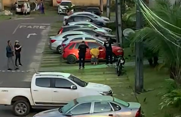 Vídeo: Em operação no Tarumã, bandidos fazem filhos reféns e policiais são baleados