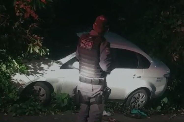 Taxista é encontrado morto a facadas dentro de carro no São José