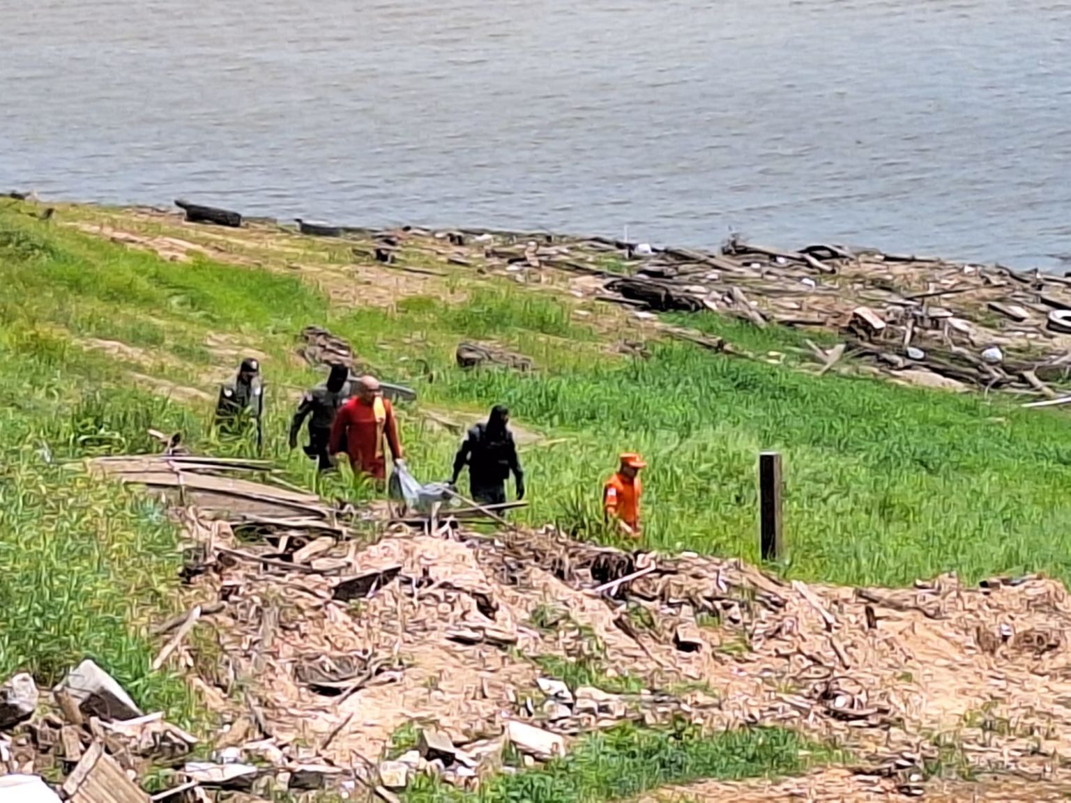 Bombeiros resgatam corpo de criança desaparecida em Manacapuru