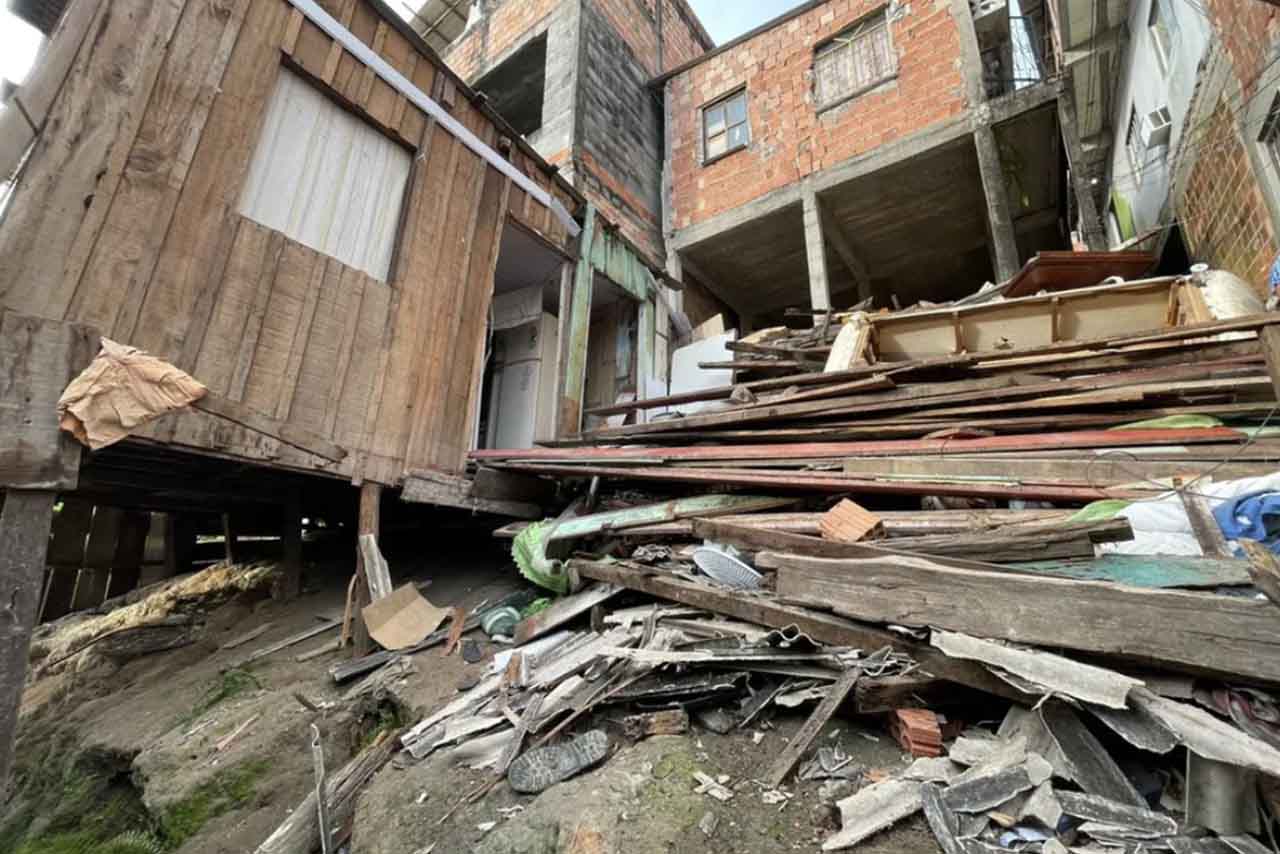 Casa de madeira desaba e famílias serão retiradas de área de risco em Manaus