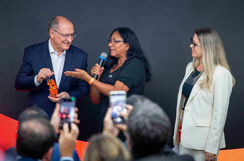 Em evento da Coca-Cola, Alckmin conhece de perto o fruto do guaraná