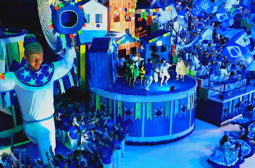 Caprichoso inunda a arena de azul e não desiste do recurso do guindaste