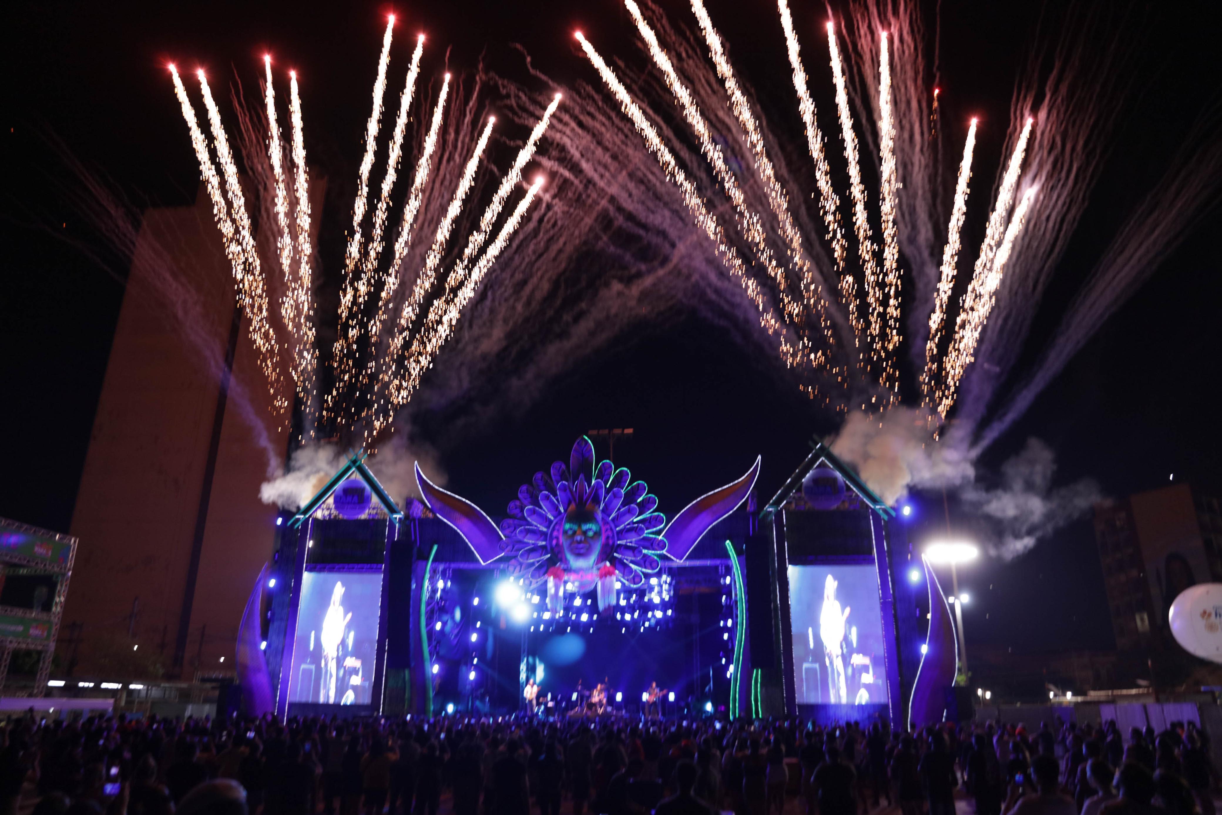 A primeira atração da noite foi o DJ Raidi Rebello