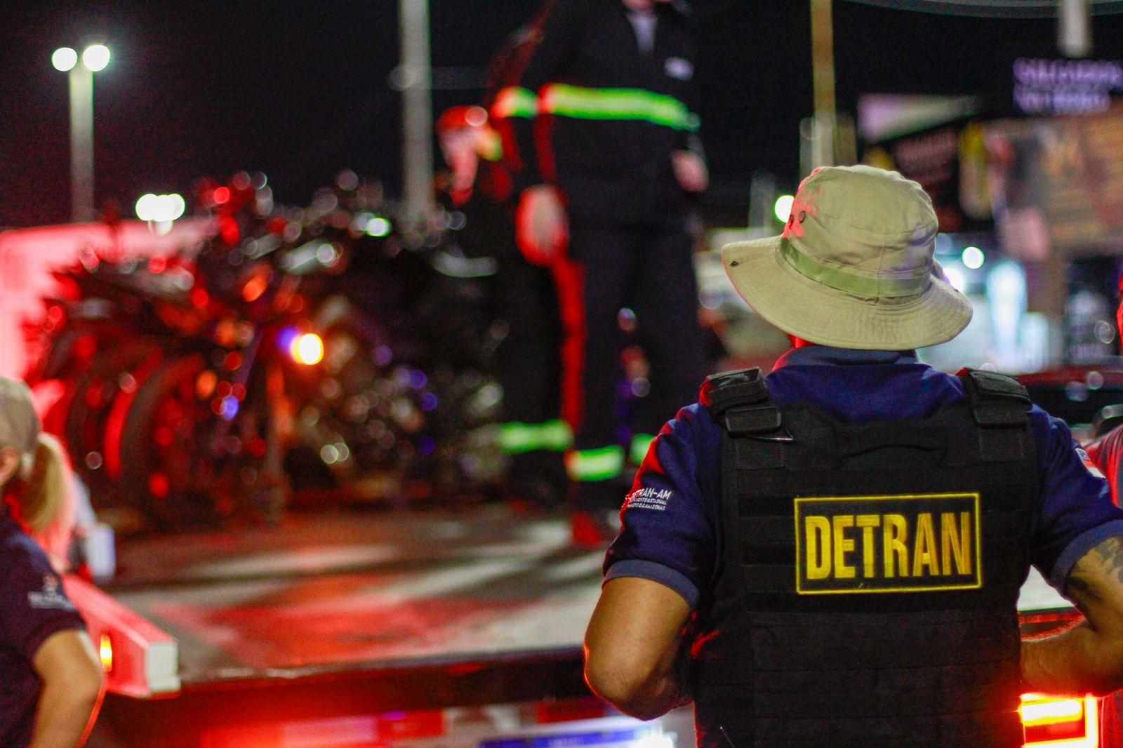Operação fecha adega, prende foragido e apreende 25 motos na avenida Alphaville