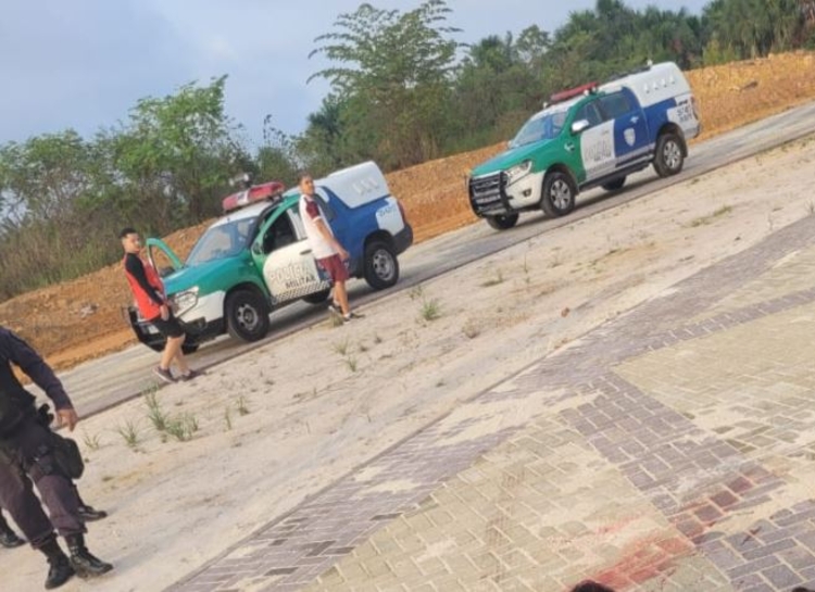 Homem é encontrado morto em frente a condomínio em Manaus