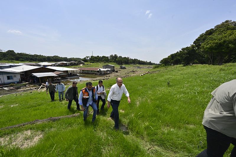 Comitiva em Manaus anuncia obras de dragagem e antecipação de benefícios