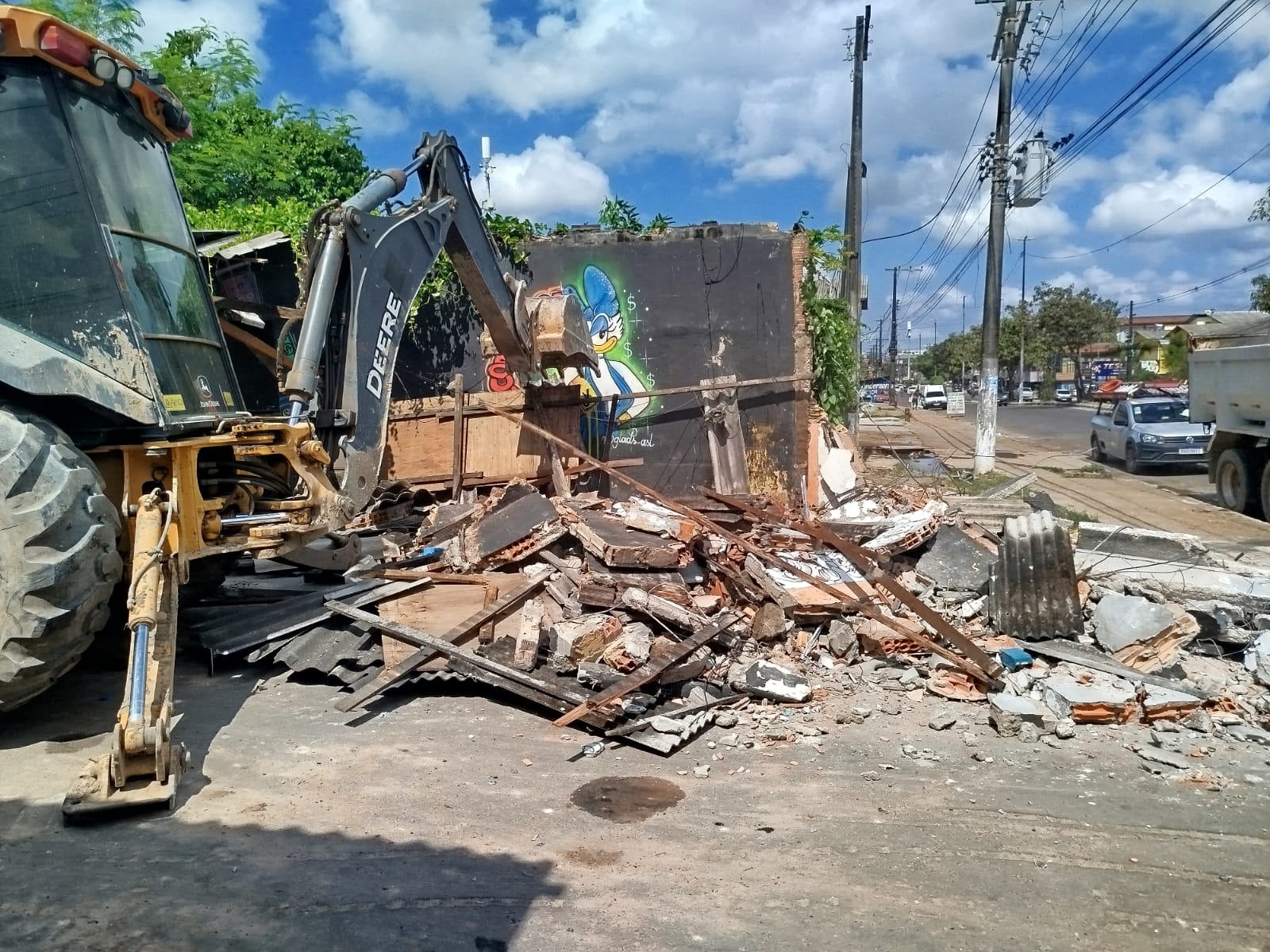 Bares e barbearia irregulares são demolidos no bairro Jorge Teixeira