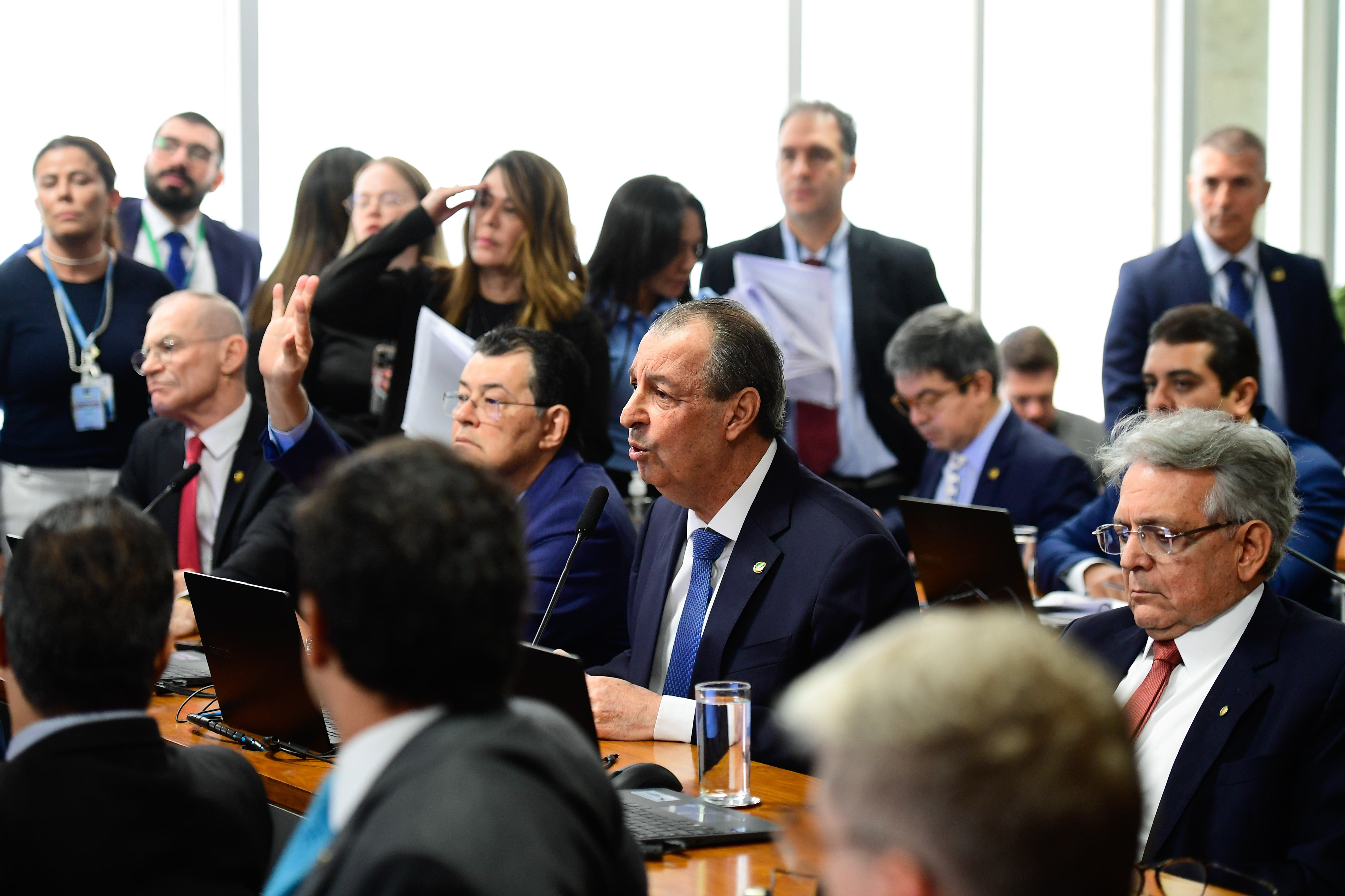 Omar mantém texto da Câmara e rejeita 12 emendas ao fim da escala 6x1