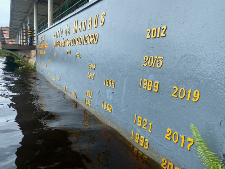 Rio Negro baixa dois centímetros em Manaus e entra  em vazante