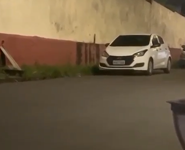 Vídeo: Moradores filmam carro balançando em atividade ‘suspeita’ no Alvorada