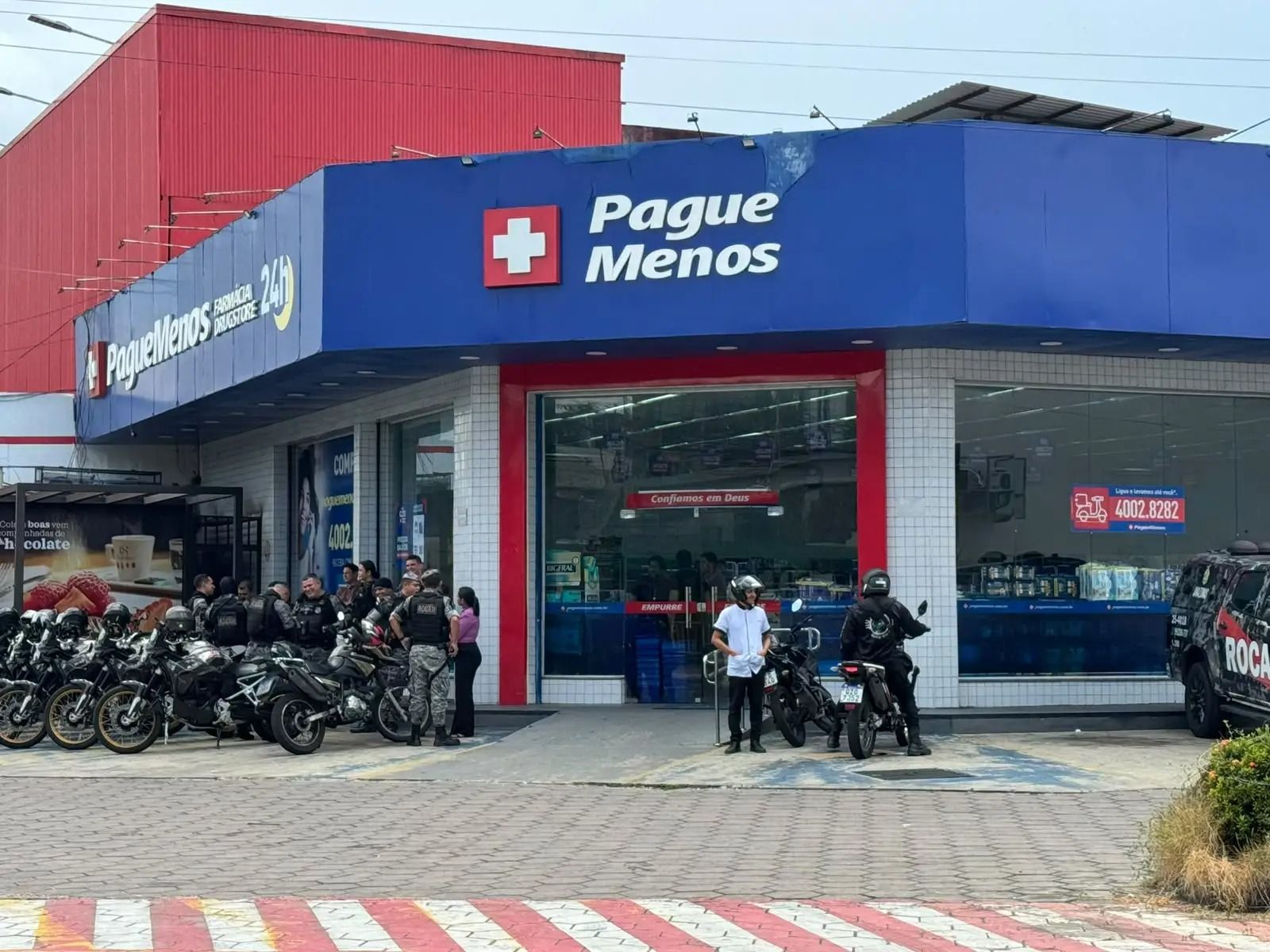 Com facão, assaltante faz funcionários de drogaria reféns em Flores