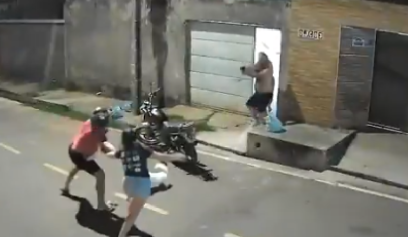 Vídeo: mulher reage a assalto e entra em luta corporal contra suspeito; PM impede roubo