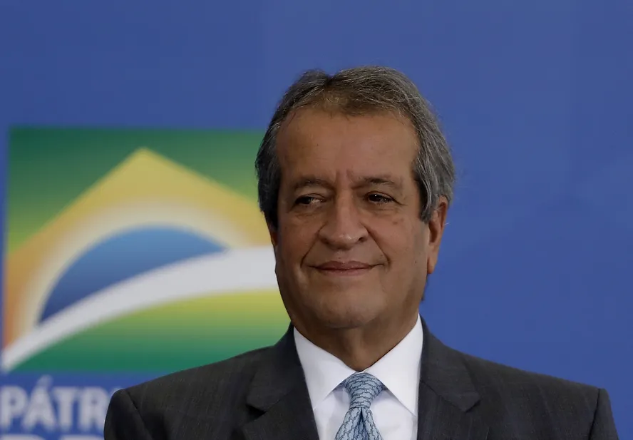 Dino bloqueia R$ 119 milhões de Valdemar por suspeitas em emendas