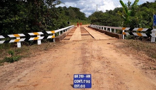 Ponte sobre o Igarapé Rio Novo, na BR-319, é interditada para manutenção