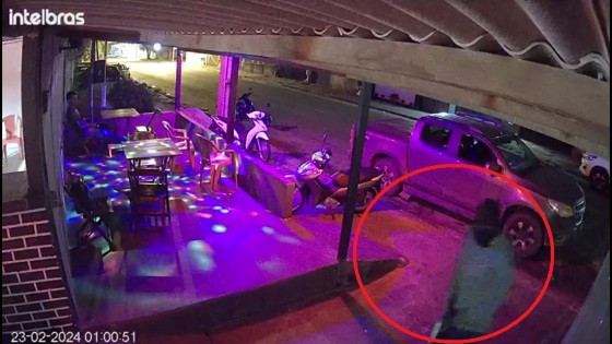 Cenas fortes: Encapuzado invade bar e mata dois; veja o vídeo