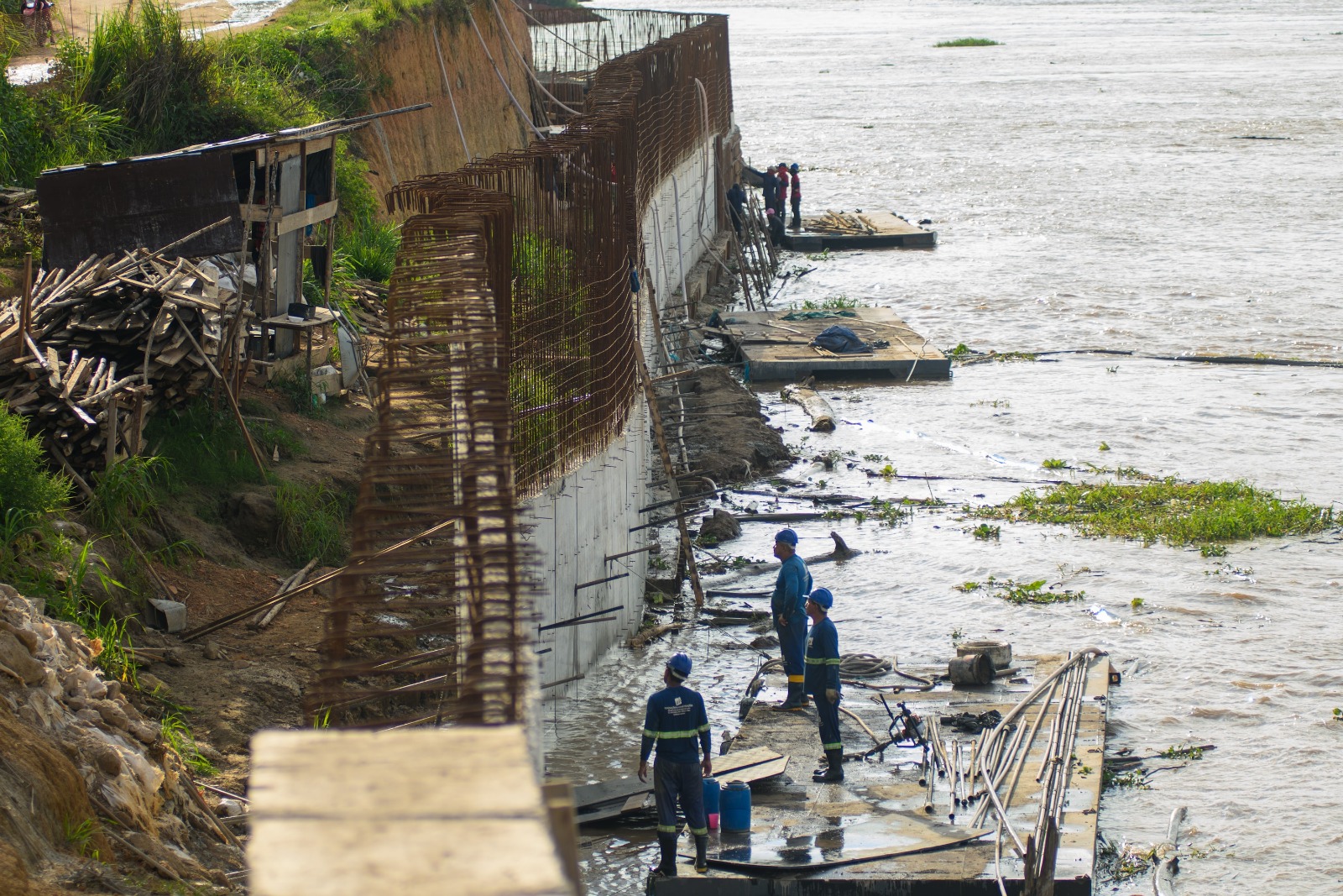 Muro de arrimo da orla de Parintins chega a 50% de execução