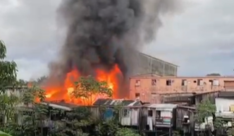 Vídeos: incêndio atinge casas no bairro São Jorge