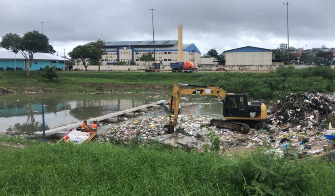 Mais de mil toneladas de resíduos já foram retiradas da orla do rio Negro em 2026