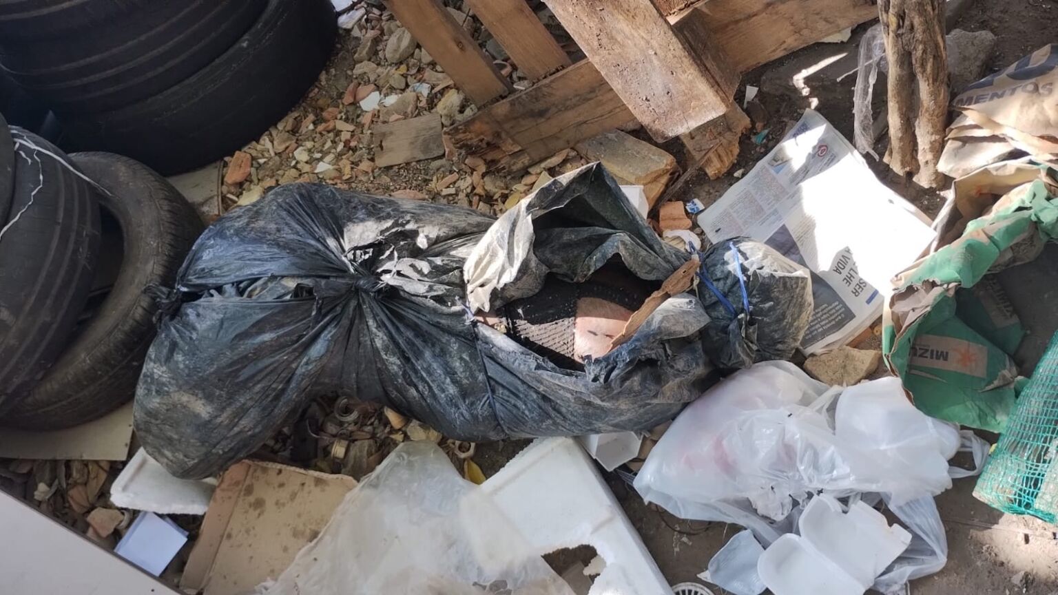 Corpo envolvido em sacos pretos é encontrado na Av. Brasil