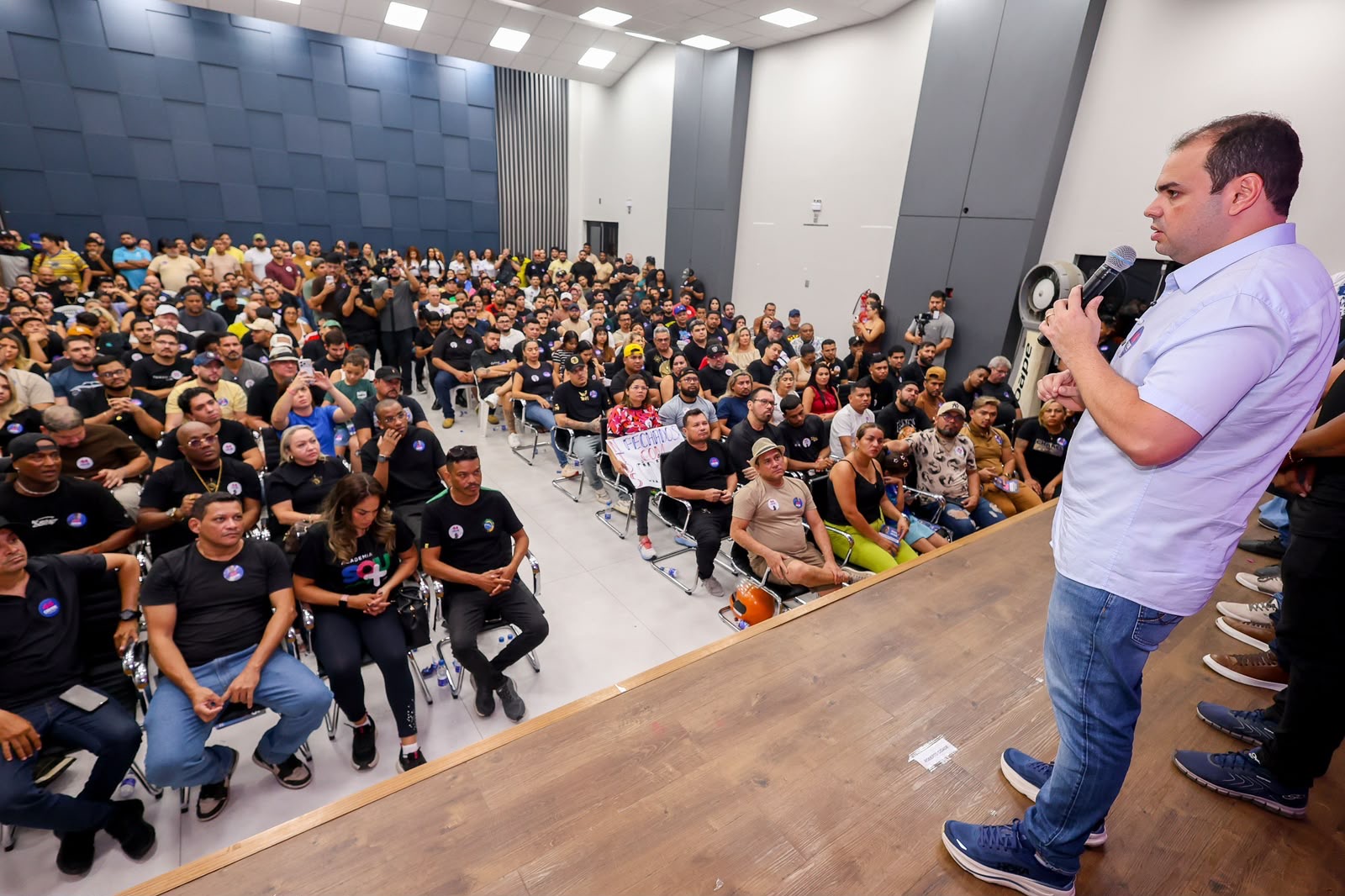Roberto Cidade dialoga com artistas e produtores culturais sobre propostas para o setor