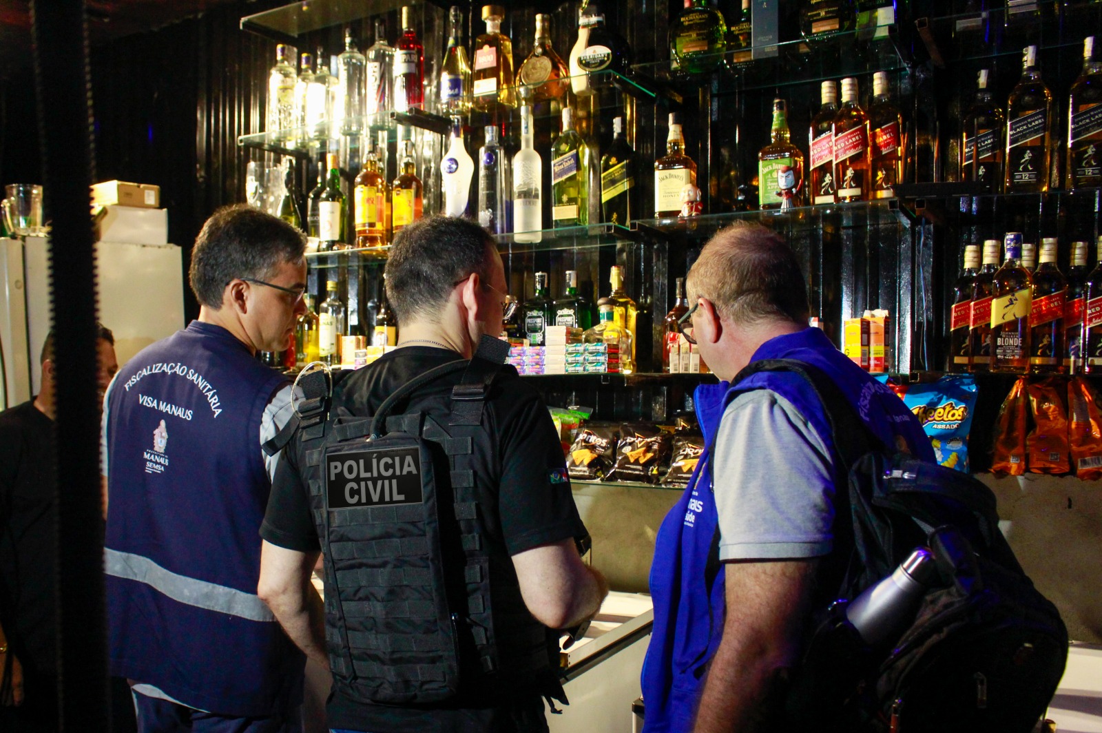 Central Integrada de Fiscalização encontra adolescentes e medicamentos em adegas e bares de Manaus