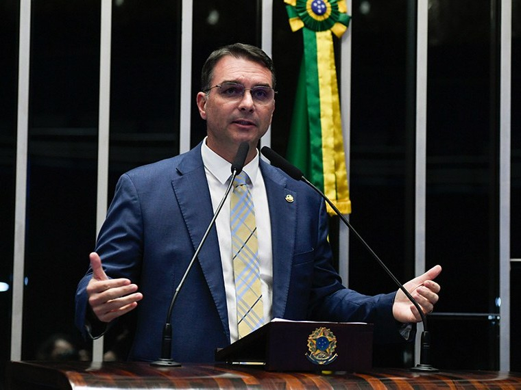 Flávio Bolsonaro sugere que EUA bombardeiem Baía de Guanabara