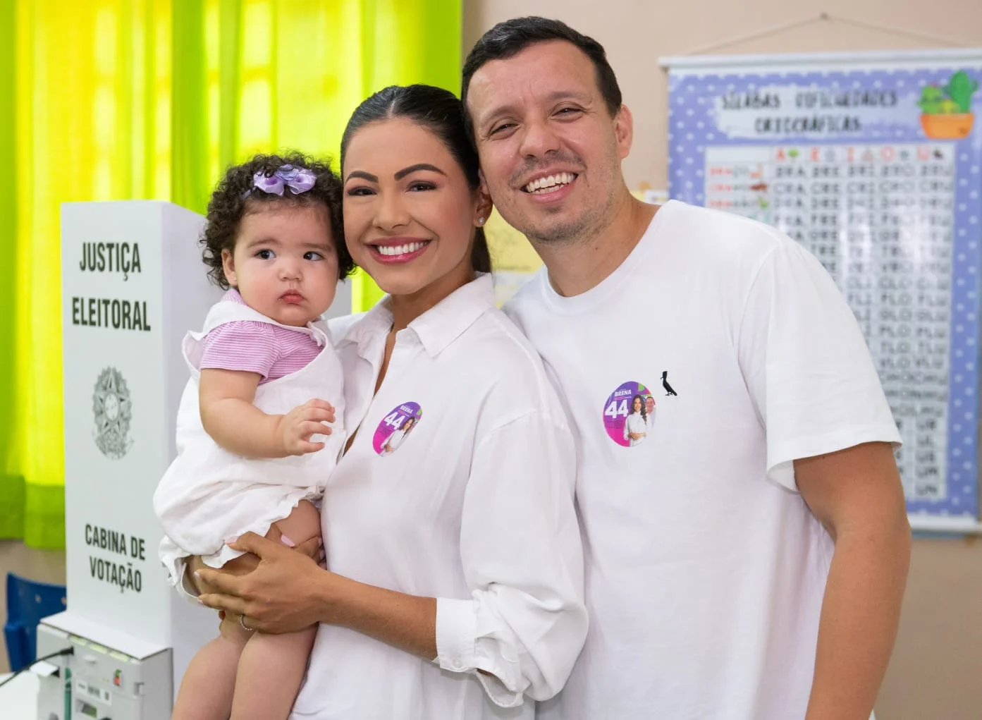 Brena Dianná vota e diz acreditar que Parintins terá primeira prefeita mulher