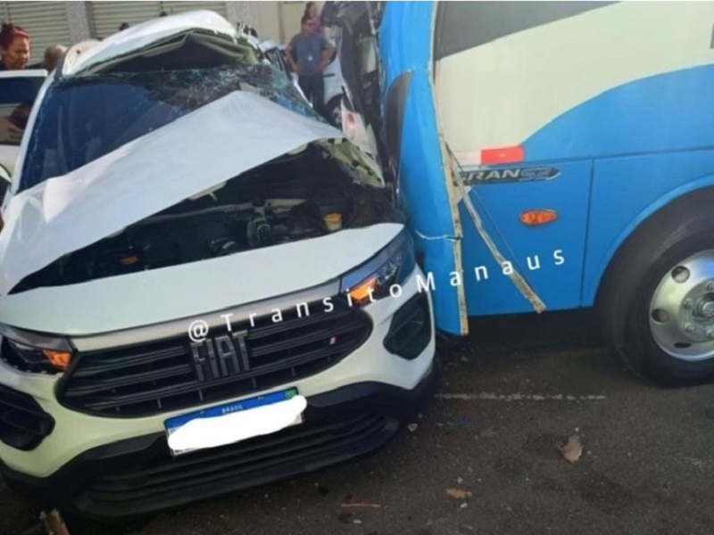 Carro colide com ônibus e motorista fica preso nas ferragens na Praça 14 em Manaus