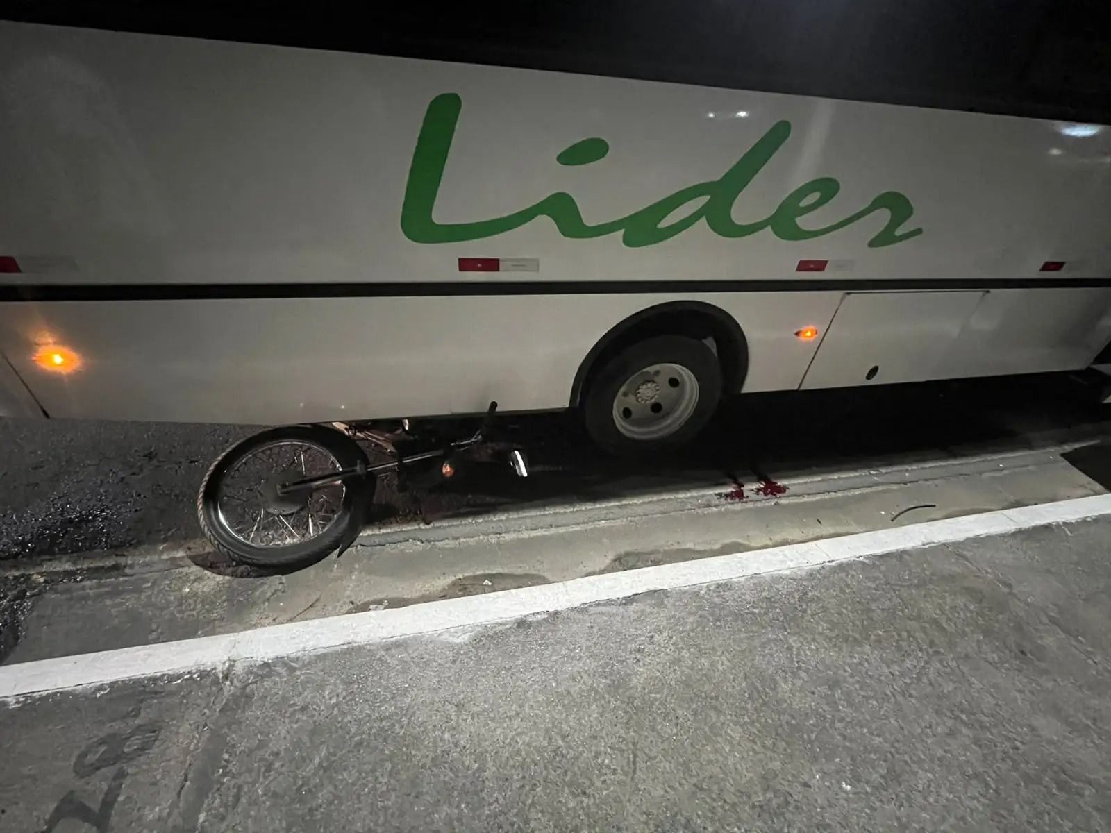 Acidente entre duas motos, ônibus e carro deixa feridos na Avenida do Turismo