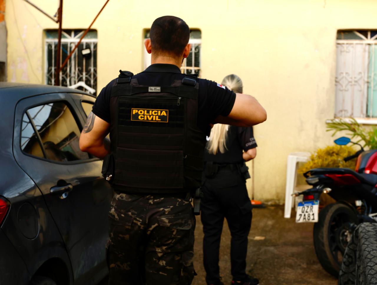 Funcionário é preso por furtar 48 latas de leite em pó de mercadinho, em Manaus