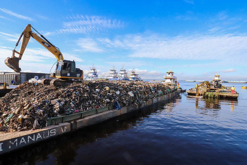 Operação retira cerca de 300 toneladas de resíduos da orla do rio Negro