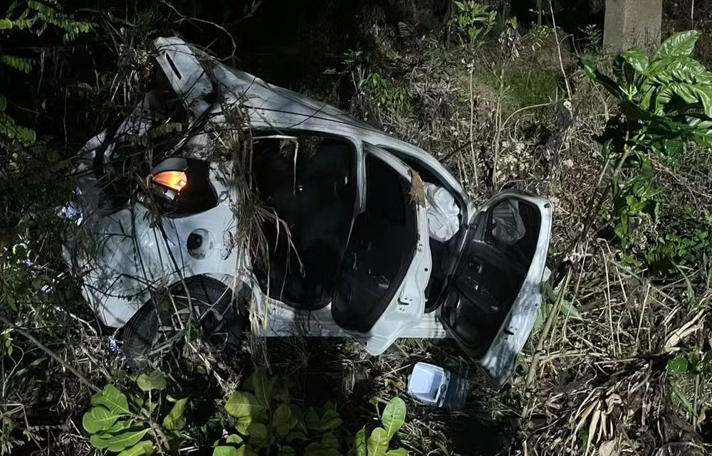 Jovem capota carro e morre em grave acidente na rodovia AM-070