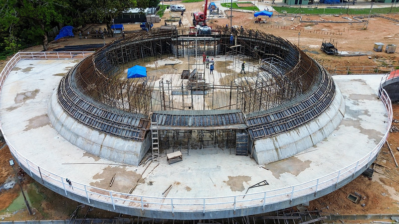 Construção da Oca Niemeyer no parque Encontro das Águas chega a metade da execução