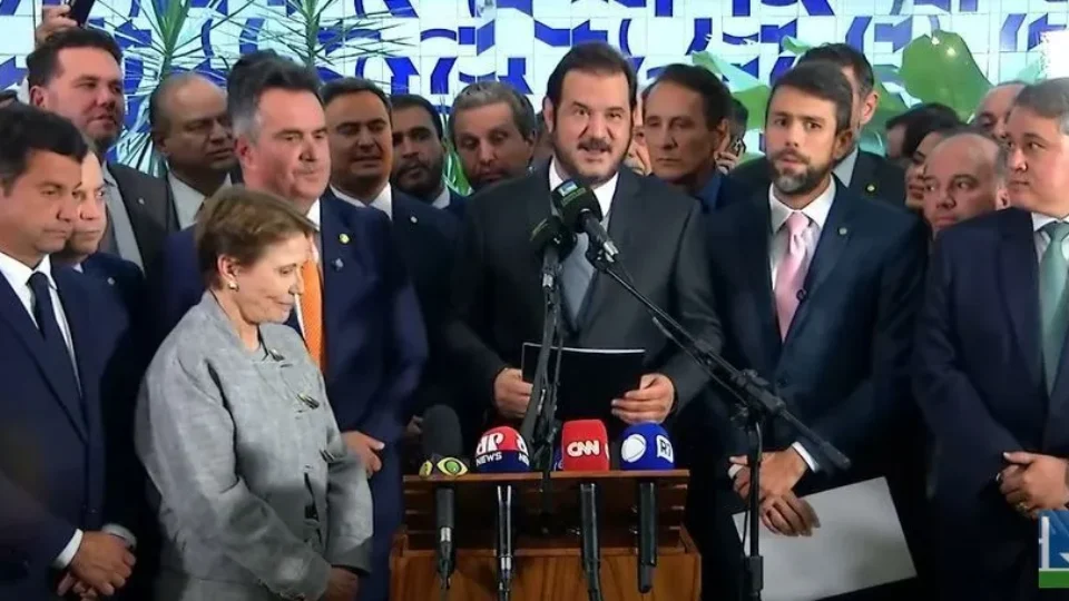 PP e União Brasil querem obrigar governo a cortar recursos de saúde, educação e área social