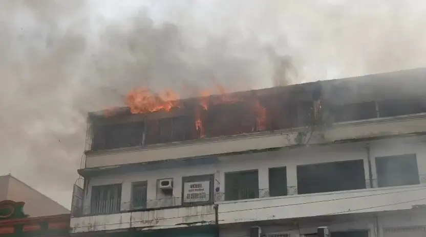 Vídeo: incêndio atinge prédio comercial no Centro de Manaus