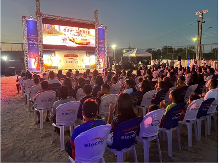 Cine Elecnor leva cinema de graça na praça em Parintins