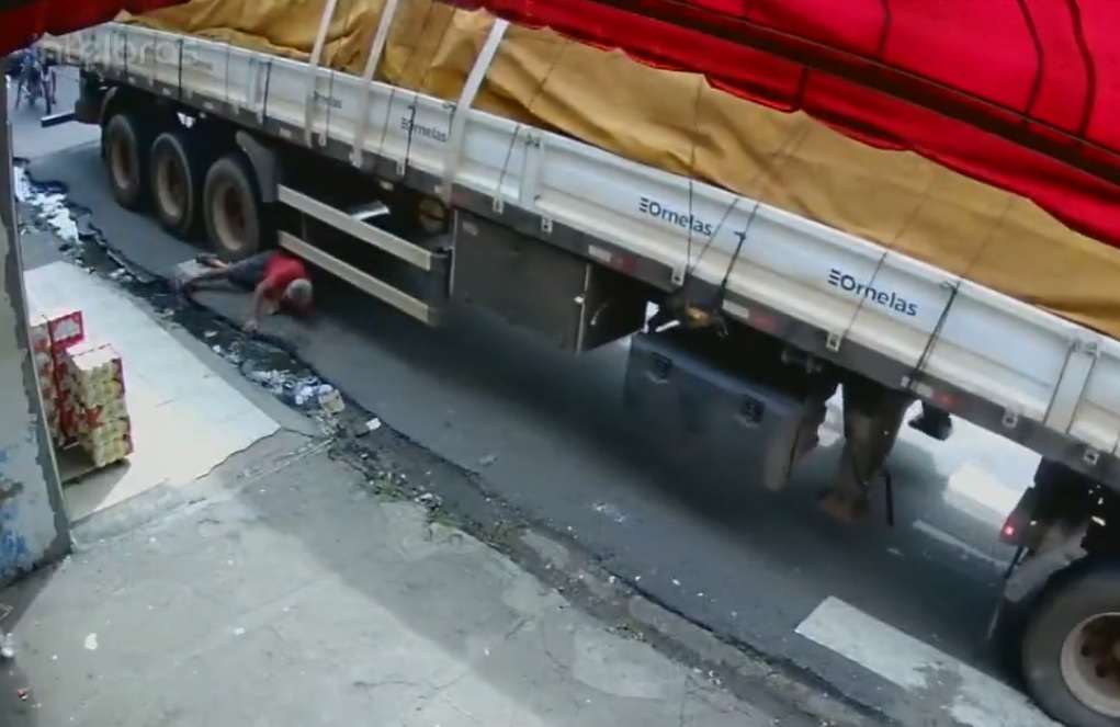 Vídeo: Idoso tropeça e escapa por pouco de ser esmagado por caminhão