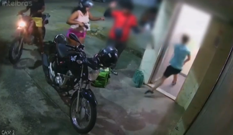 Vídeo: casal rouba moto de entregador enquanto cliente pagava pedido