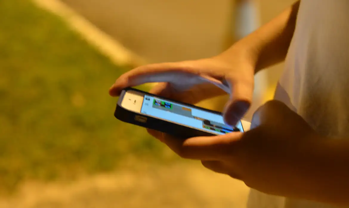 Rolagem infinita e autoplay serão proibidas ao público infantil nas redes sociais