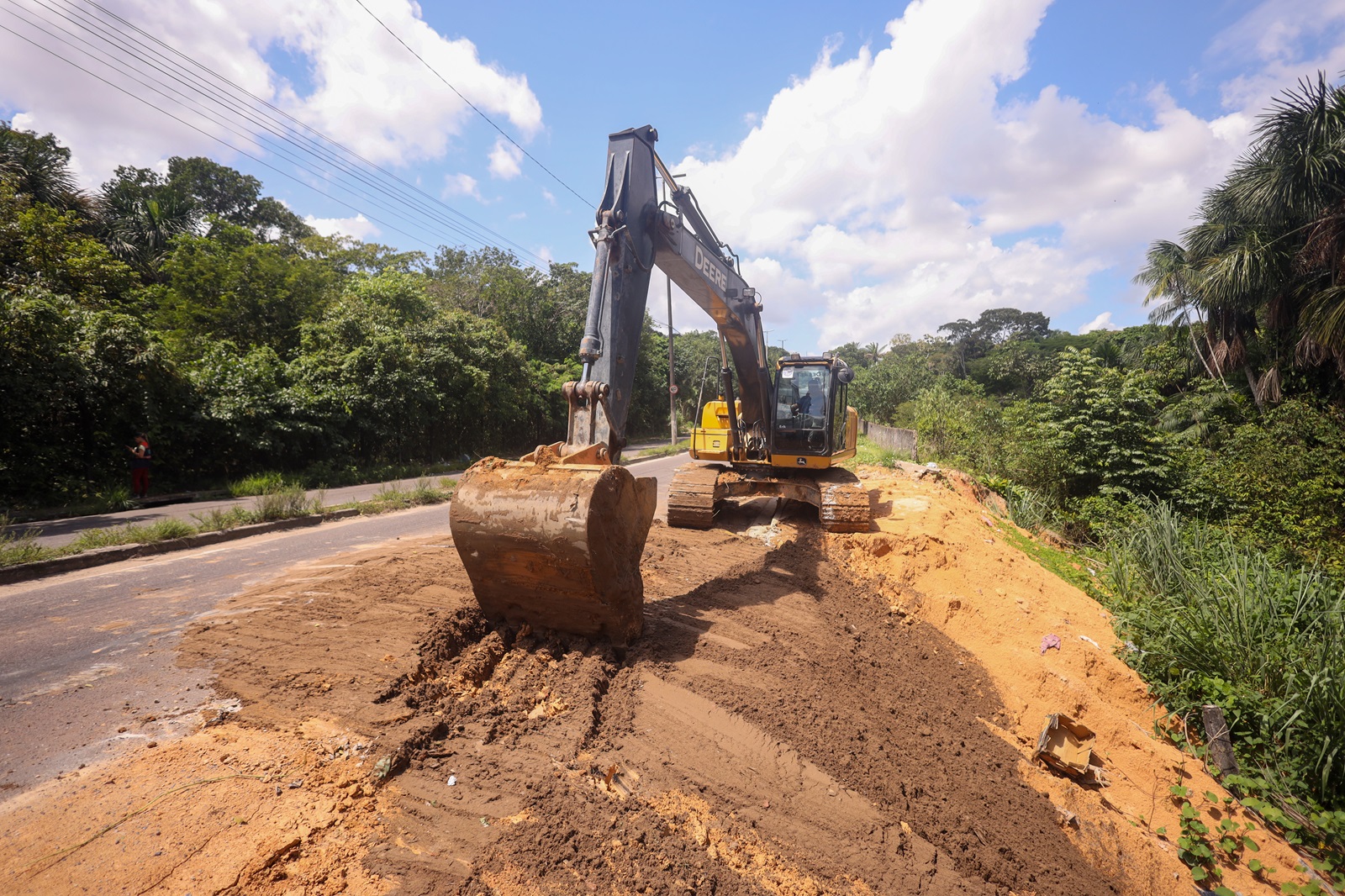 Prefeitura de Manaus atua em obra emergencial de contenção de erosão no bairro da Paz