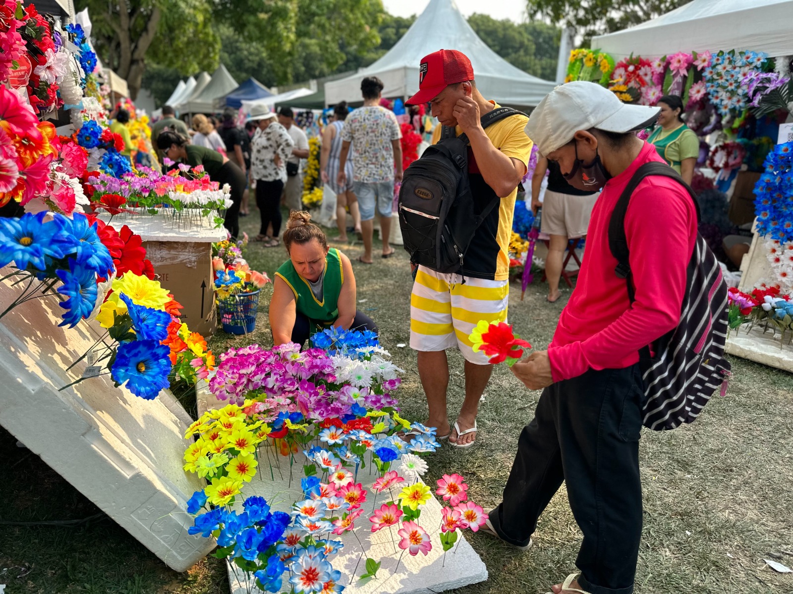 Prefeitura de Manaus trabalha no ordenamento do comércio informal nos cemitérios