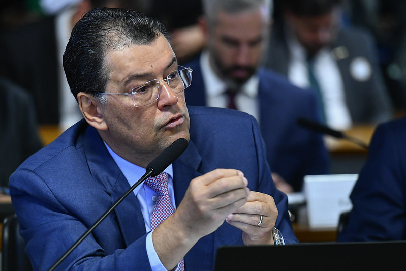 Eduardo Braga pede conclusão das obras da BR-319 em reunião com ministro dos Transportes