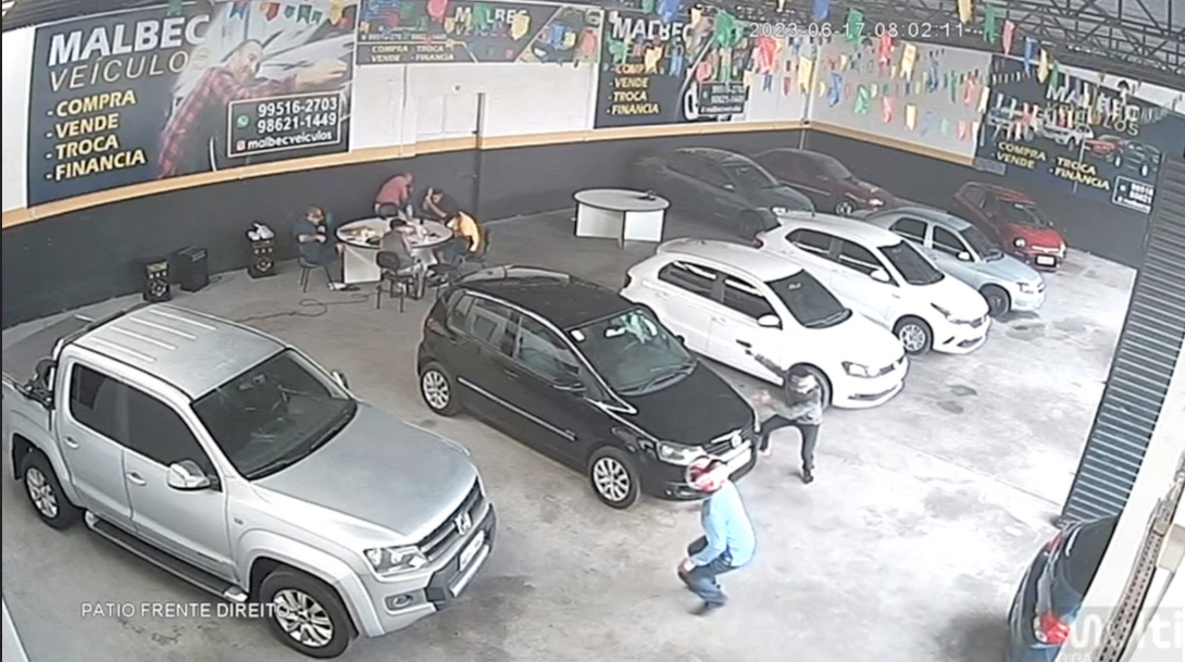 Vídeo: Bandidos tentam roubar locadora de veículo, mas têm surpresa e correm