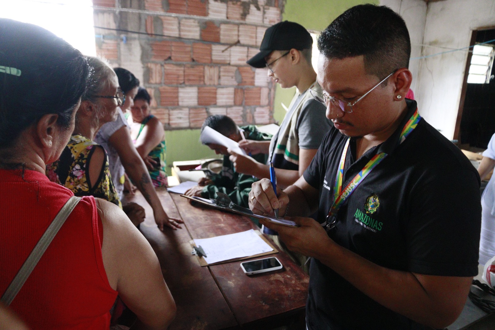 Governo do AM dá assistência a famílias atingidas por incêndio na zona sul de Manaus