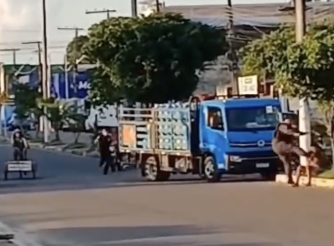Vídeo: Homem algemado tenta fugir e leva 'bicuda' de PM, no Iranduba