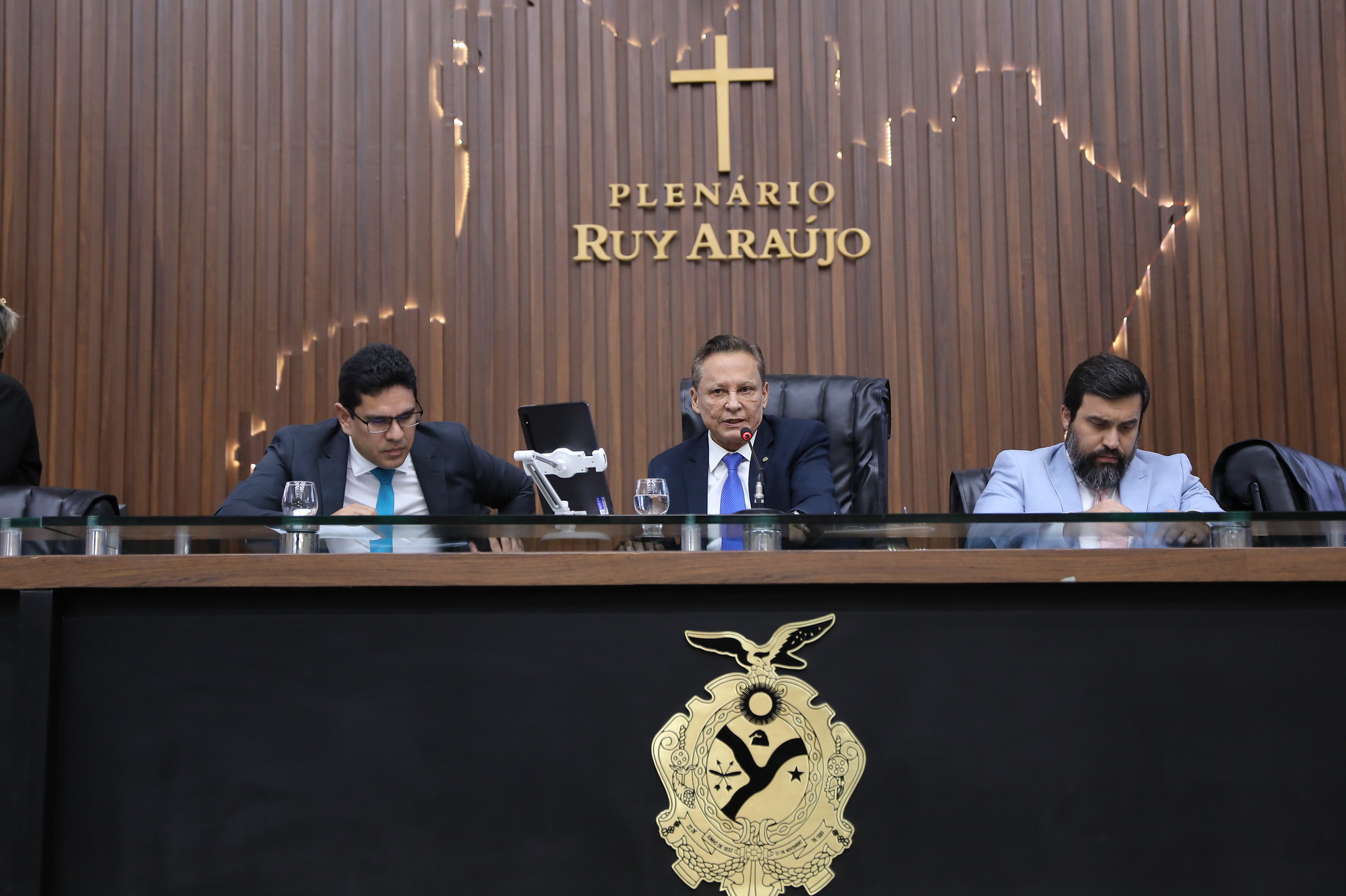 Adjuto Afonso é eleito presidente da Aleam após STF determinar pleito suplementar