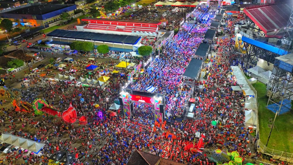 Carnaboi arrasta multidão em noite histórica do Carnailha de Parintins