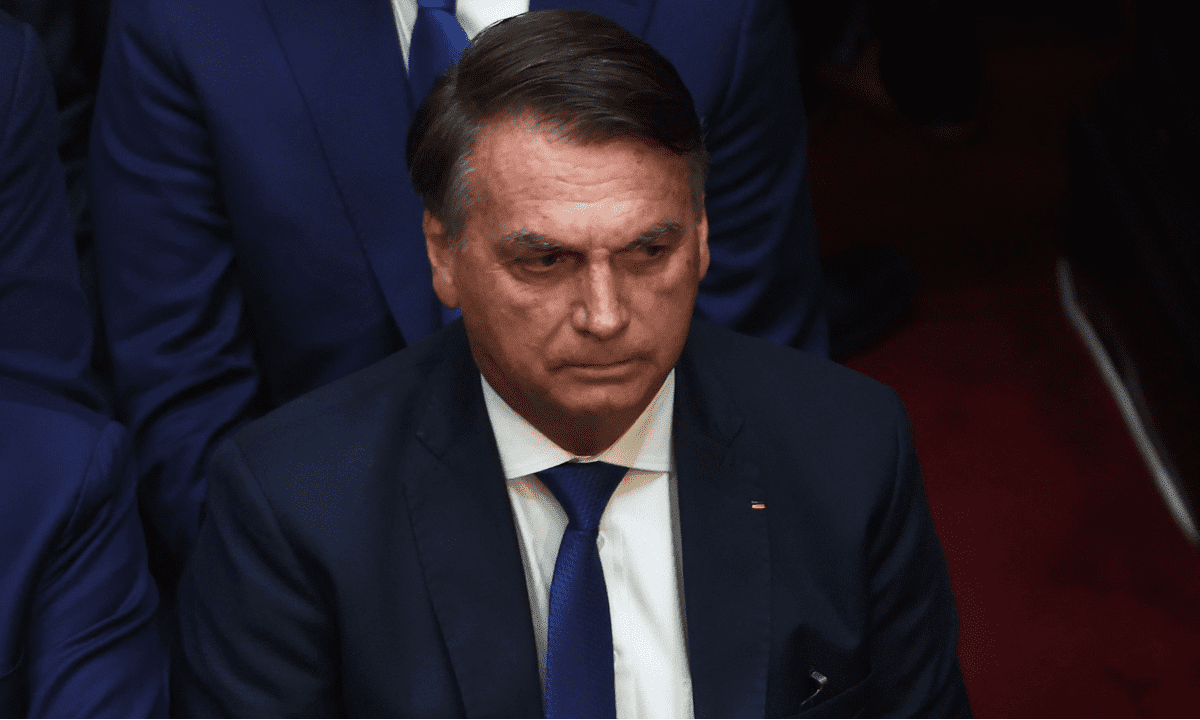 Passaporte de Bolsonaro é entregue às autoridades