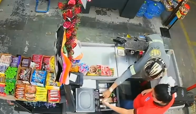 Vídeos: Assalto à mão armada é registrado em supermercado na av. Autaz Mirim