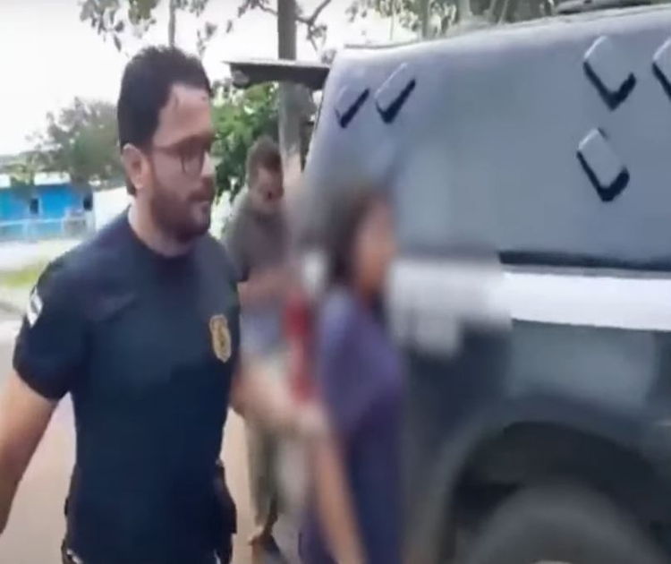 Mãe é presa por atacar filha a tesouradas no interior do AM